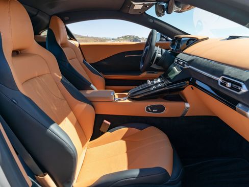 Used 2025 Aston Martin V8 Vantage Coupe RWD image 16