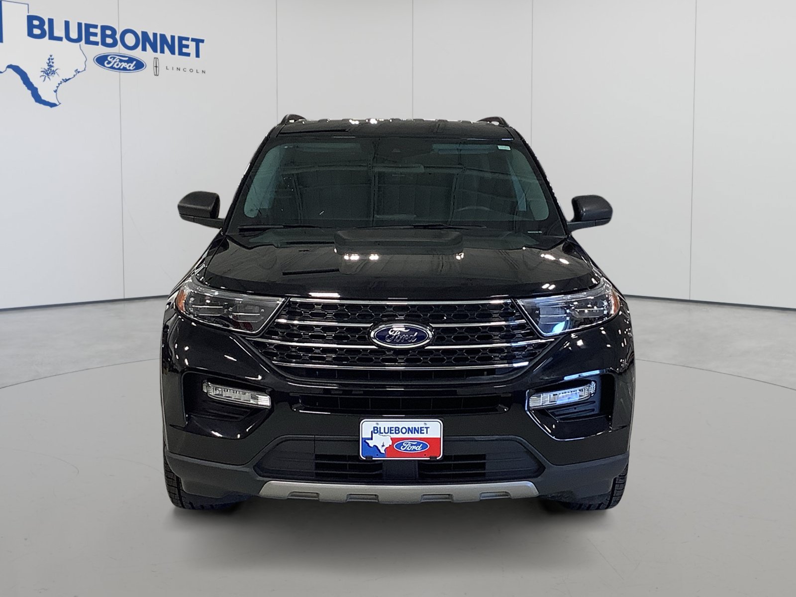 Used 2023 Ford Explorer XLT w/ Equipment Group 202A RWD image 2