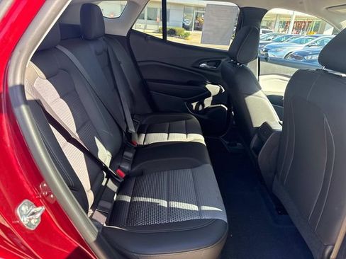 Used 2025 Chevrolet Trax LT w/ LT Convenience Package FWD image 15