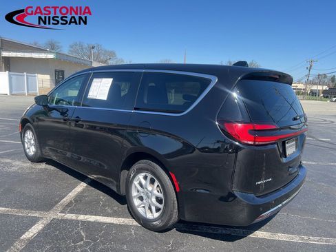 Used 2024 Chrysler Pacifica Touring-L FWD image 3
