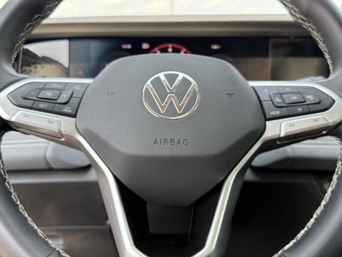 Used 2025 Volkswagen Tiguan SE AWD/4WD image 20