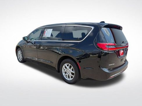 Used 2025 Chrysler Pacifica Select FWD image 4