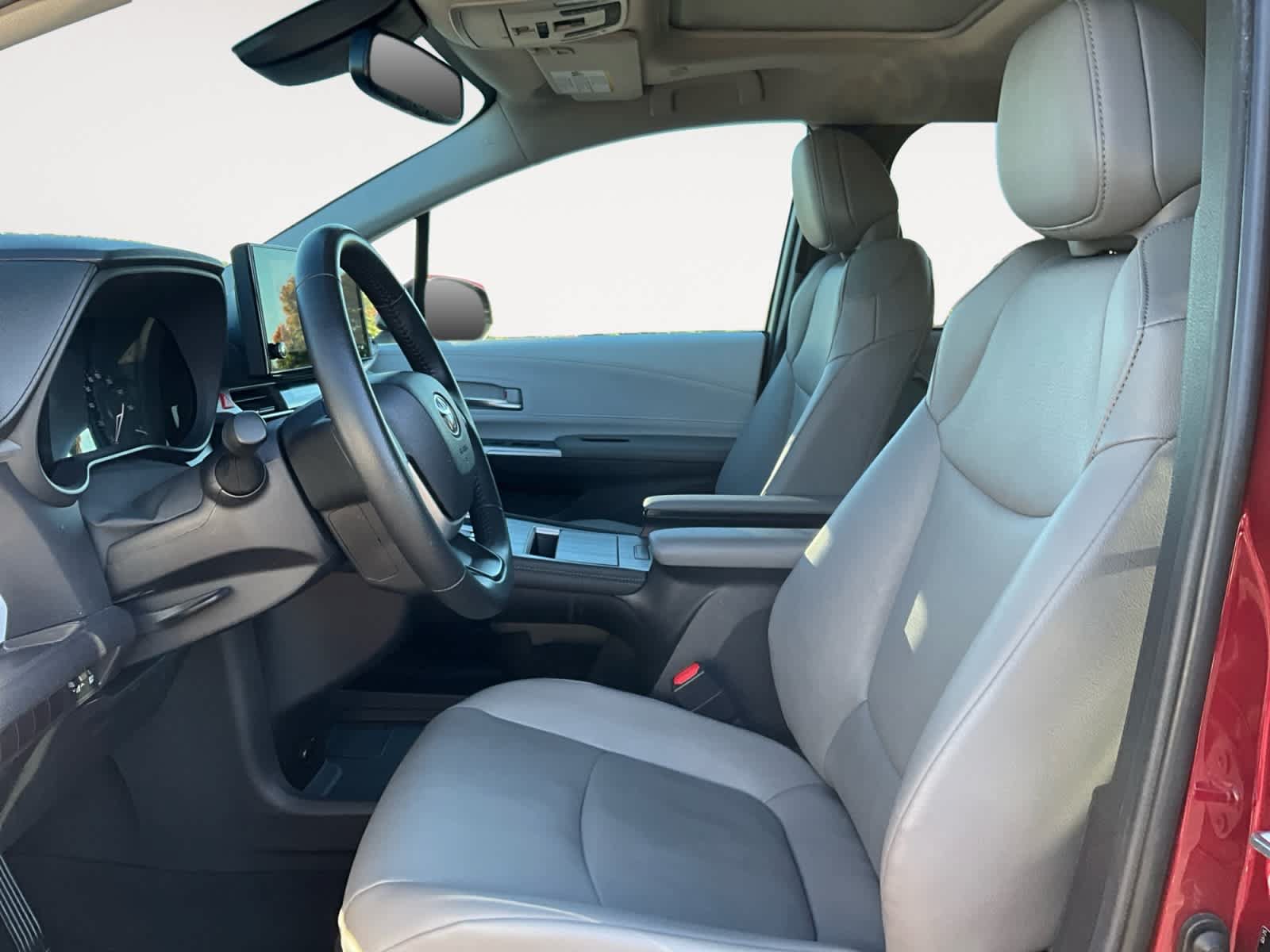 Used 2025 Toyota Sienna XLE FWD image 9
