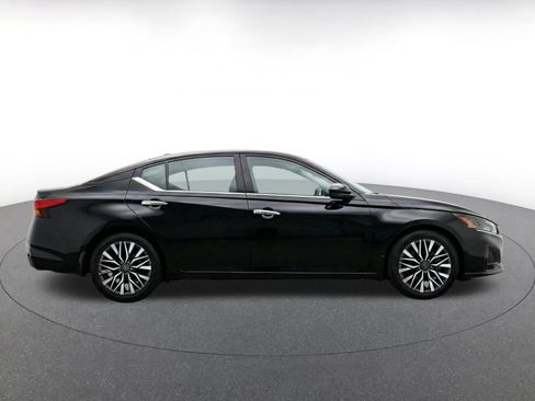 Used 2025 Nissan Altima 2.5 SV FWD image 8