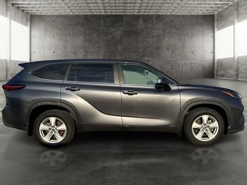 Used 2023 Toyota Highlander LE AWD/4WD image 4