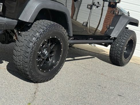 Used 2015 Jeep Wrangler Unlimited Rubicon w/ Dual Top Group AWD/4WD image 39