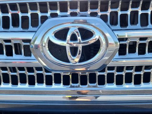 Used 2017 Toyota Tacoma TRD Off-Road w/ Premium & Technology Package AWD/4WD image 23