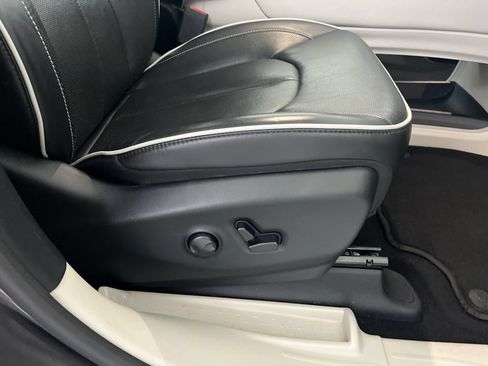 Used 2023 Chrysler Pacifica Limited FWD image 55