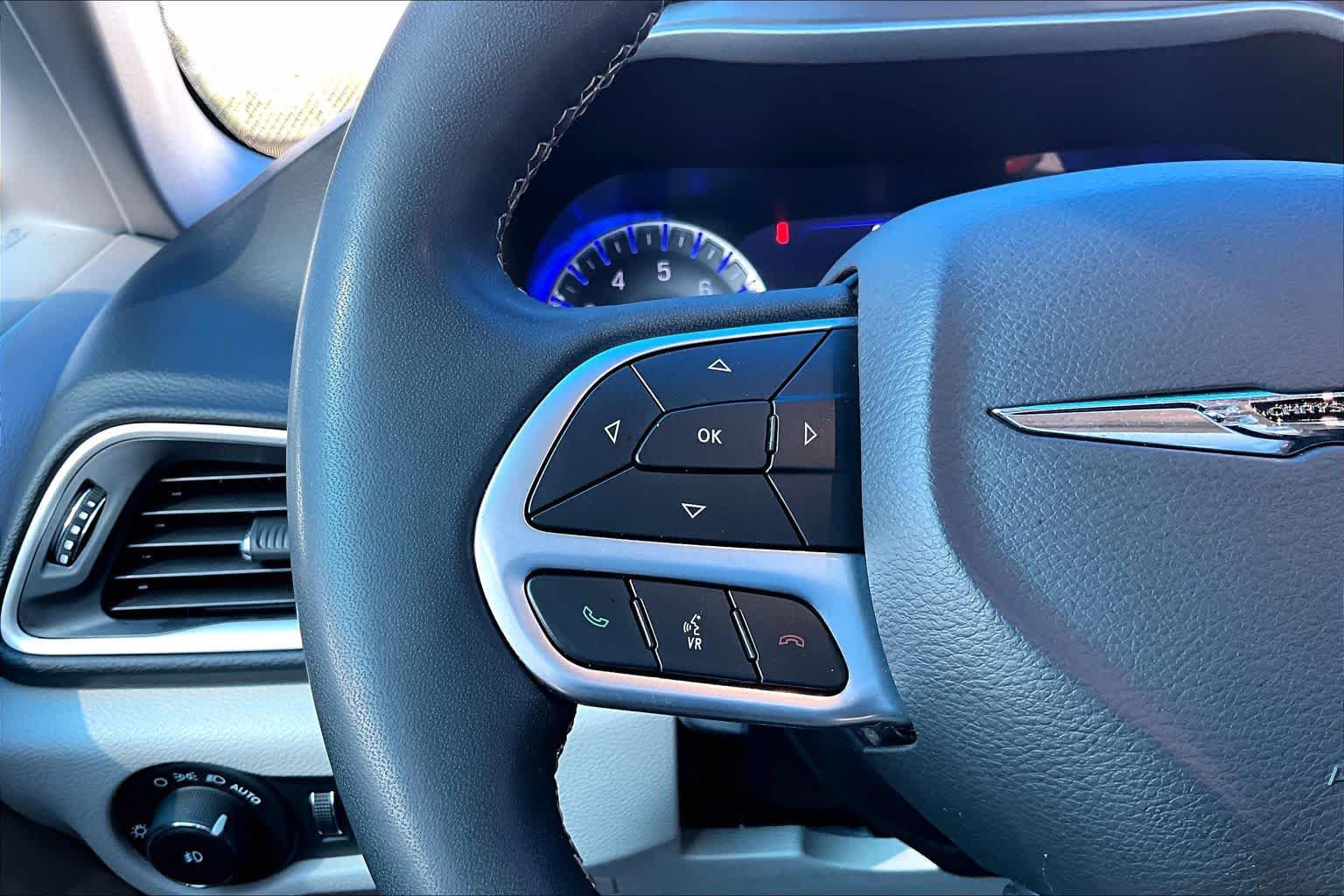 Used 2024 Chrysler Pacifica Touring-L FWD image 23