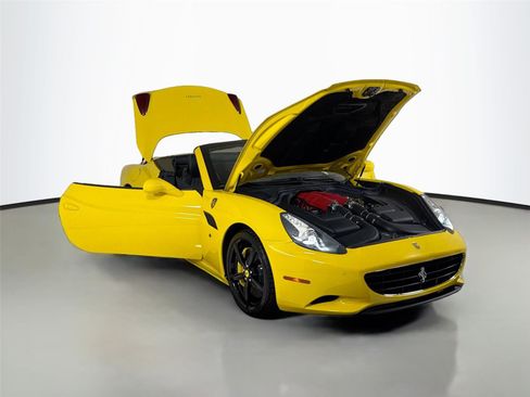 Used 2014 Ferrari California image 30
