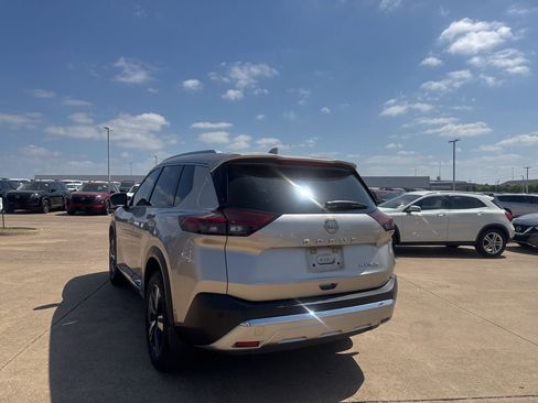 Certified 2022 Nissan Rogue Platinum w/ Head-Up Display Package image 15