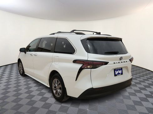 Used 2023 Toyota Sienna XLE w/ XLE Plus Package FWD image 3