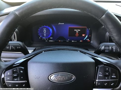 Used 2022 Ford Explorer Platinum w/ Equipment Group 601A AWD/4WD image 8