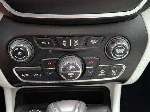Used 2021 Jeep Cherokee Latitude Lux w/ Sun & Sound Group AWD/4WD image 16
