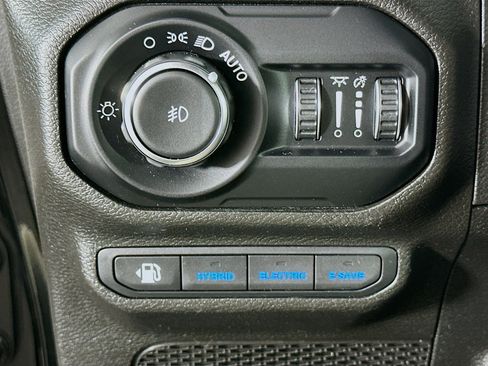 Used 2022 Jeep Wrangler Unlimited Sahara w/ Cold Weather Group AWD/4WD image 16