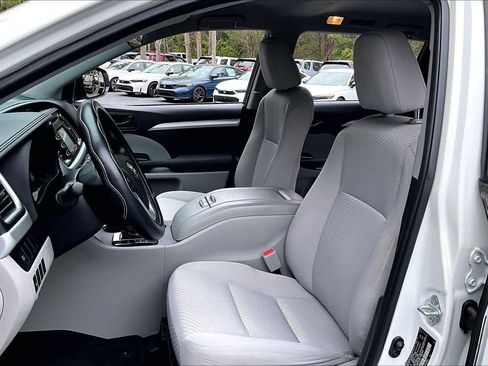 Used 2019 Toyota Highlander LE image 8