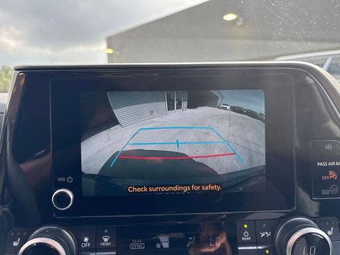 Used 2025 Toyota Highlander XLE FWD image 25