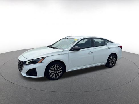 Used 2025 Nissan Altima 2.5 SV FWD image 7