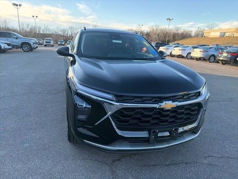 Used 2025 Chevrolet Trax LT w/ LT Convenience Package image 5