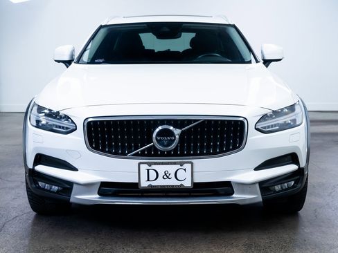 Used 2017 Volvo V90 T6 Cross Country image 2