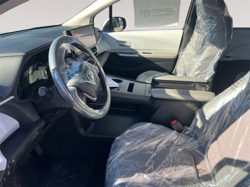 New 2026 Toyota Sienna XLE image 9