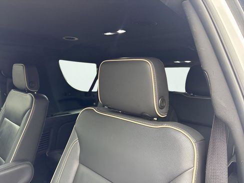 Used 2023 Chevrolet Suburban Premier AWD/4WD image 18