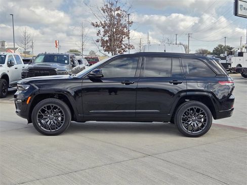 New 2025 Jeep Grand Cherokee Summit image 2