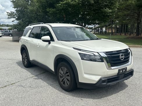 Used 2024 Nissan Pathfinder SV FWD image 3