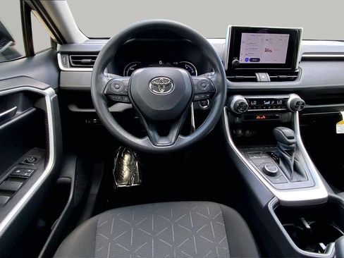 Used 2025 Toyota RAV4 XLE AWD/4WD image 6