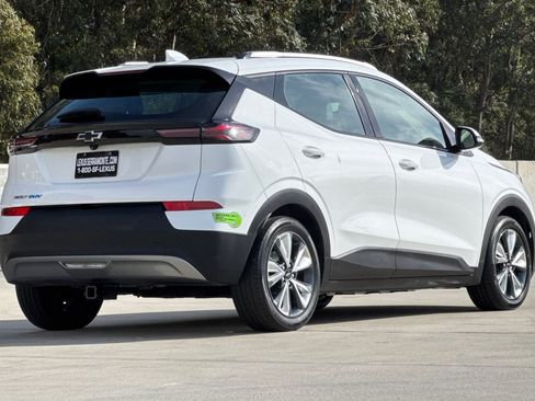 Used 2022 Chevrolet Bolt EUV LT w/ Convenience Package FWD image 9