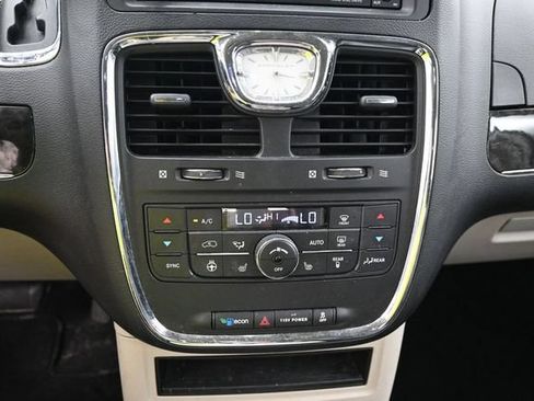Used 2016 Chrysler Town & Country Touring w/ Driver Convenience Group FWD image 21