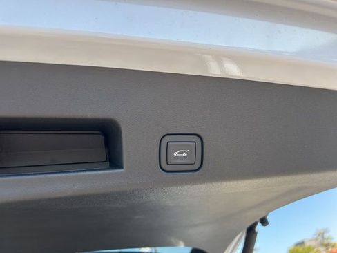 New 2026 Chevrolet Traverse LT w/ Sun and Wheel Package FWD image 32