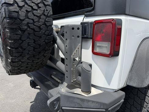 Used 2017 Jeep Wrangler Unlimited Rubicon w/ Connectivity Group AWD/4WD image 6