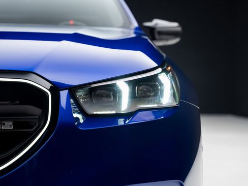 Used 2025 BMW M5 w/ Carbon Package image 9