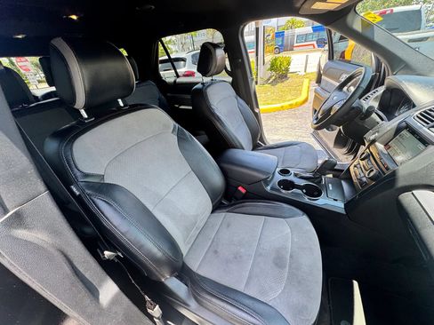 Used 2017 Ford Explorer XLT w/ Equipment Group 202A FWD image 20