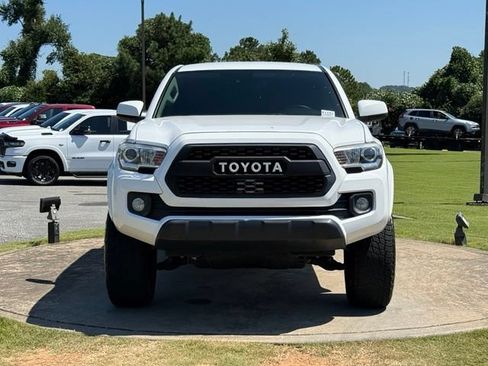 Used 2018 Toyota Tacoma SR5 RWD image 2