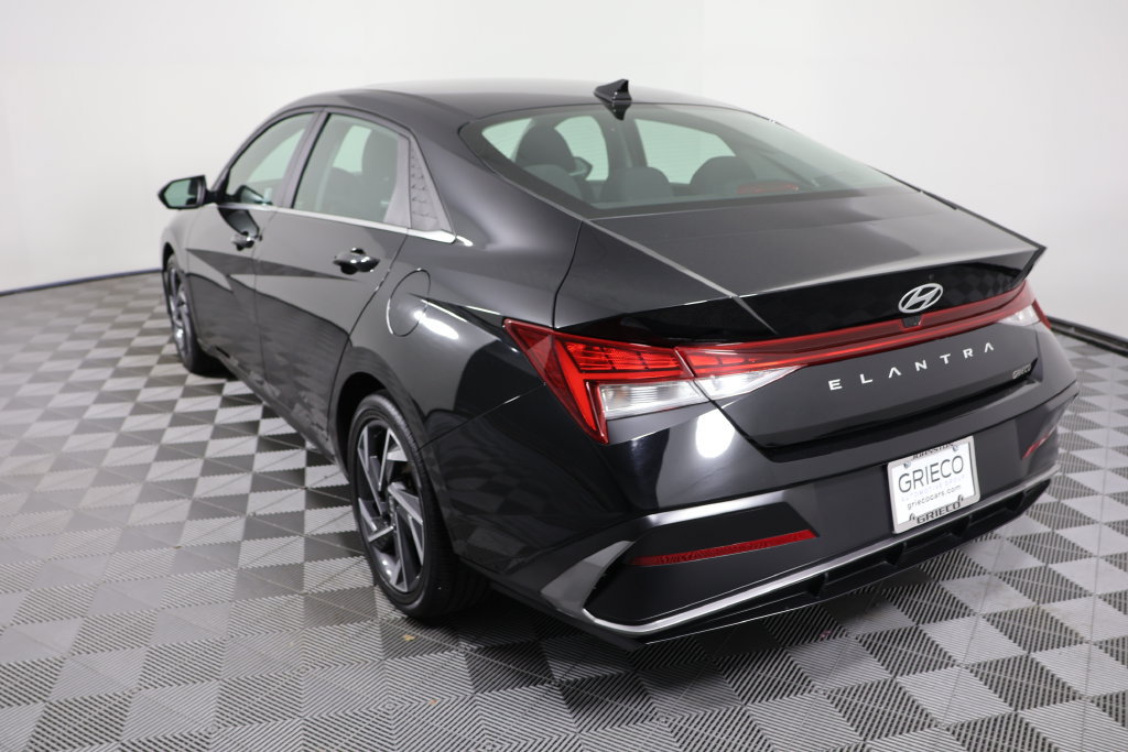 Used 2025 Hyundai Elantra SEL FWD image 6