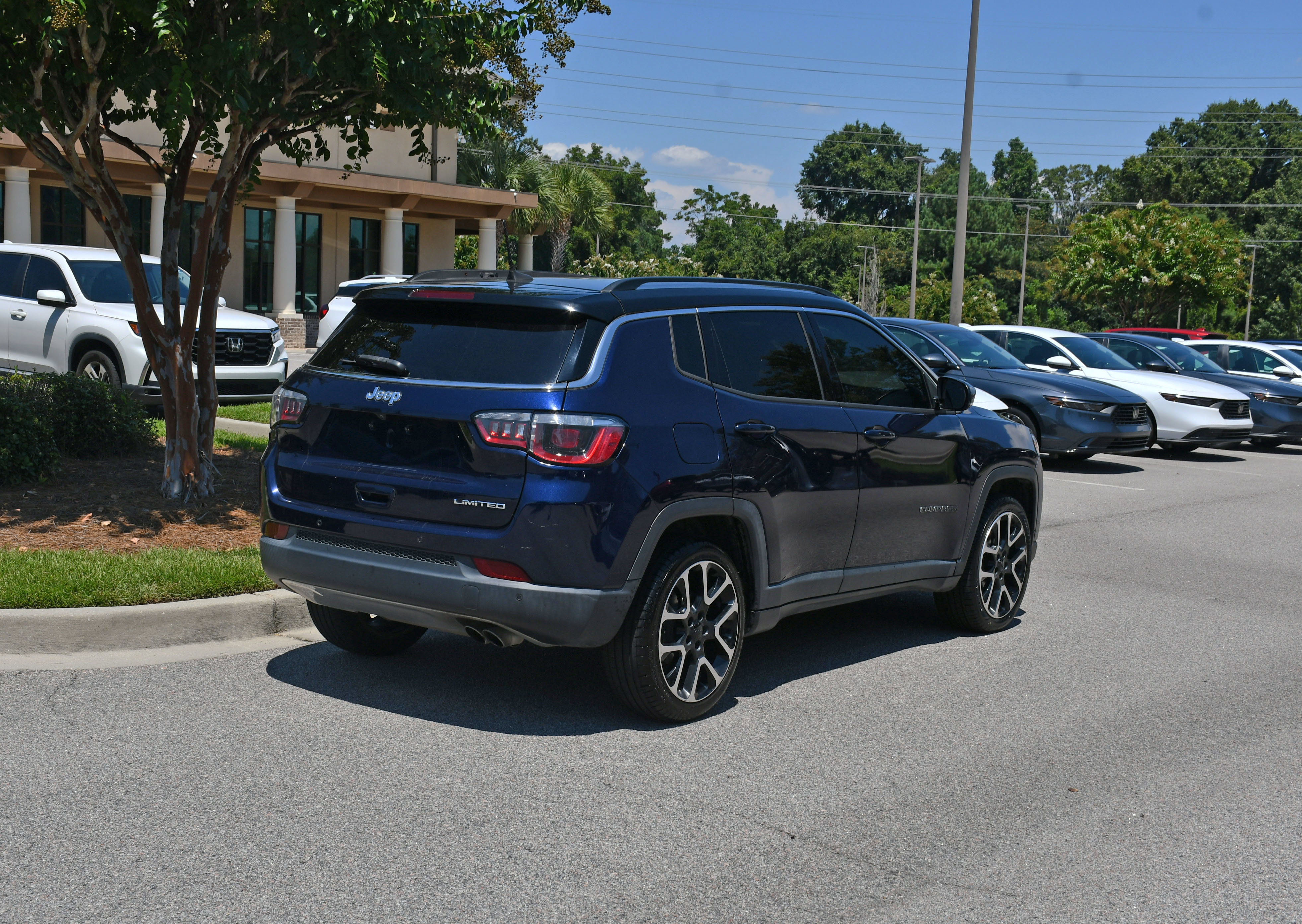 Used 2018 Jeep Compass Limited w/ Navigation Group FWD image 4