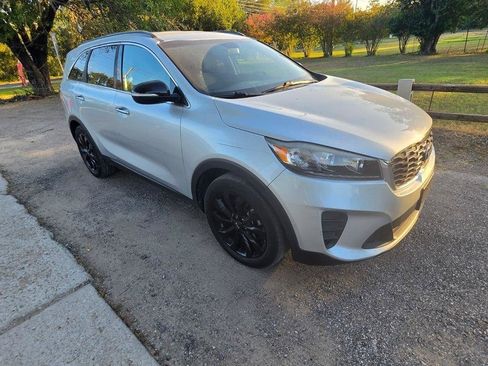 Used 2019 Kia Sorento S FWD image 2