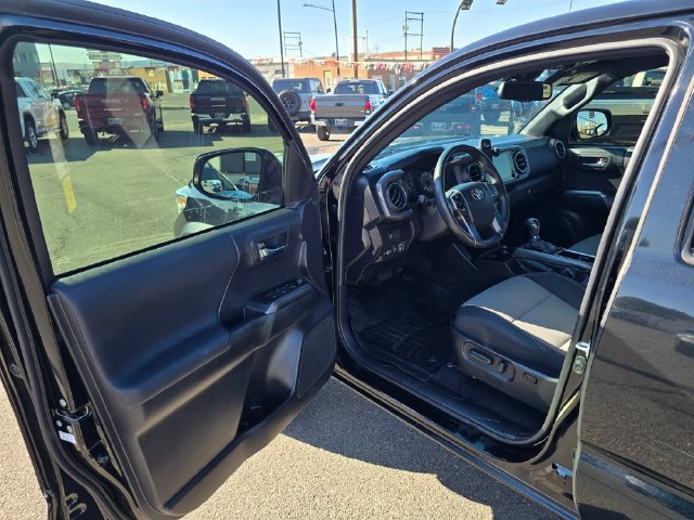 Used 2022 Toyota Tacoma TRD Off-Road AWD/4WD image 19