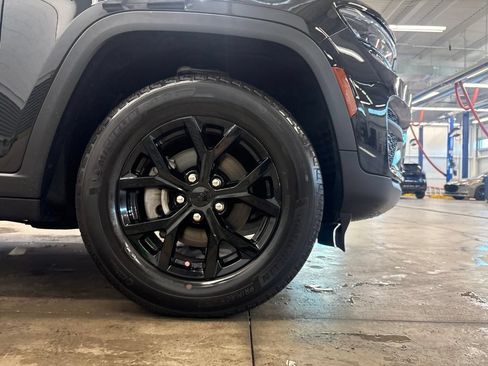 Used 2024 Jeep Grand Cherokee Altitude RWD image 24