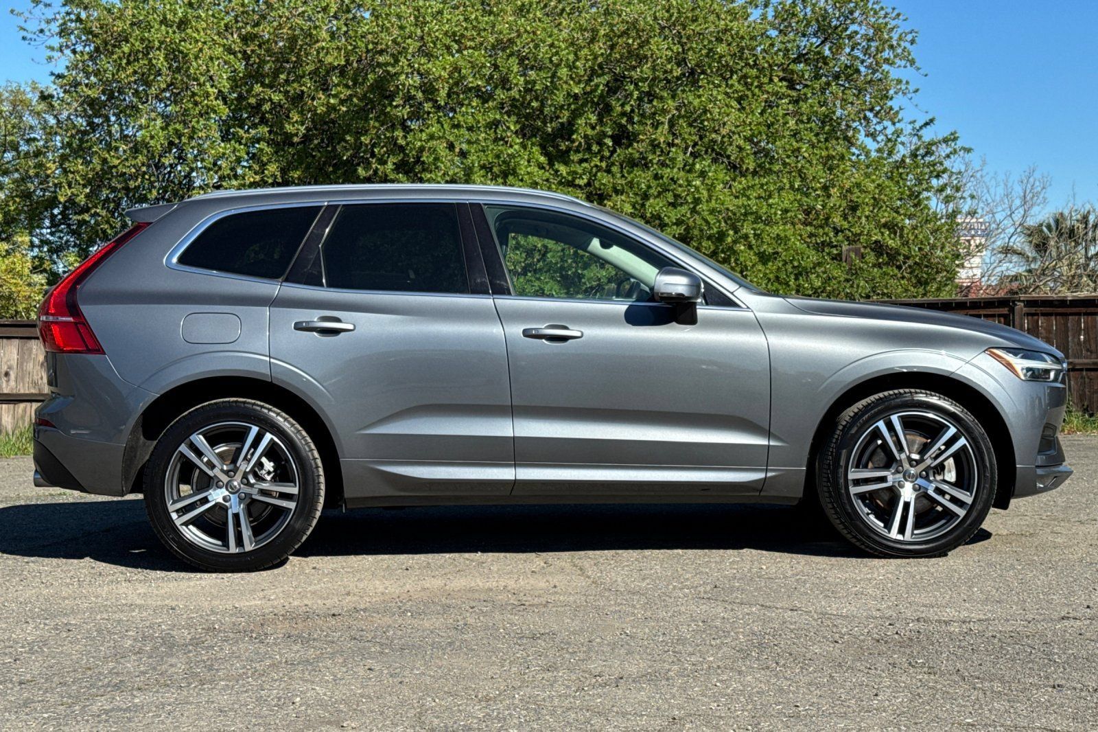 Used 2021 Volvo XC60 T6 Momentum AWD/4WD image 3