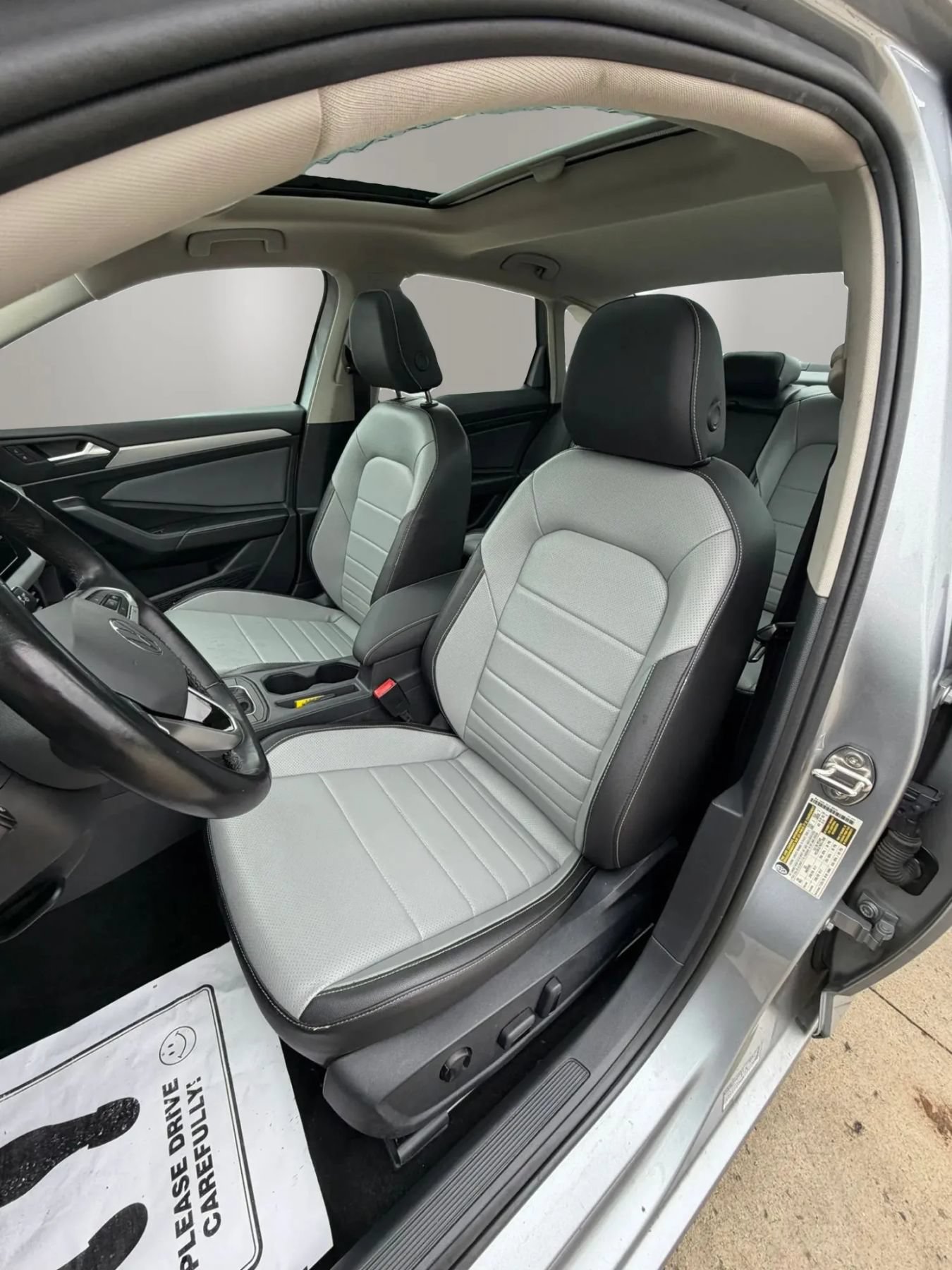 Used 2025 Volkswagen Jetta SE FWD image 15