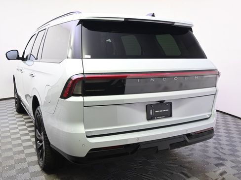 New 2026 Lincoln Navigator Reserve w/ Jet Appearance Package AWD/4WD image 4
