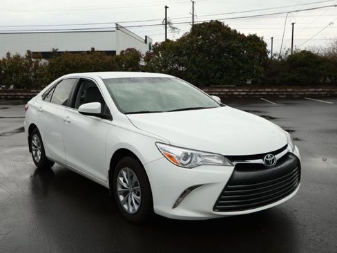 Used 2017 Toyota Camry LE image 3