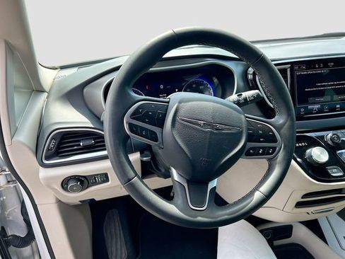 Used 2023 Chrysler Pacifica Touring-L FWD image 8