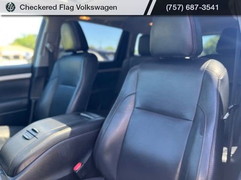 Used 2019 Toyota Highlander XLE AWD/4WD image 21
