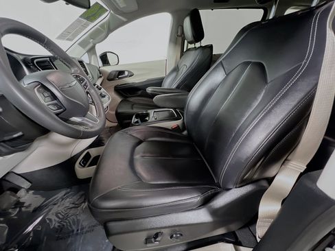 Used 2024 Chrysler Pacifica Touring-L FWD image 15
