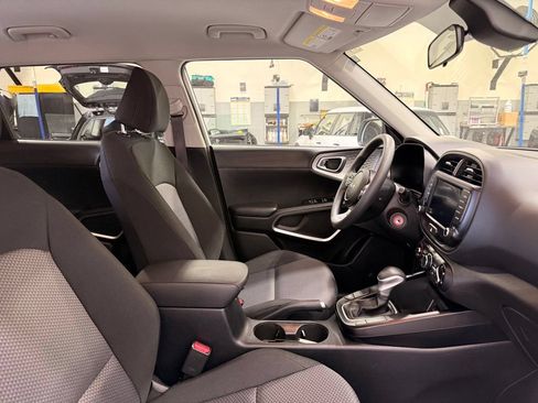 Used 2025 Kia Soul LX w/ LX Technology Package FWD image 29
