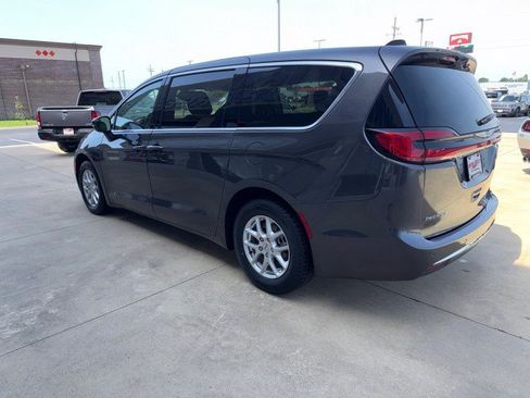 Used 2023 Chrysler Pacifica Touring-L FWD image 7